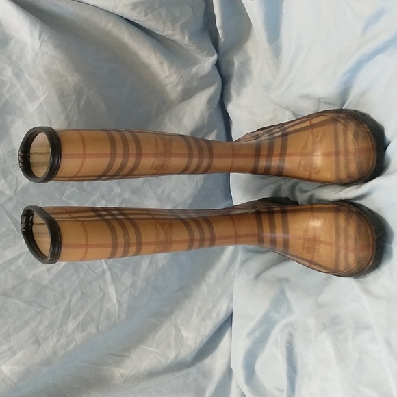 💯 Authentic Burberry Tan and Brown Checkered Rain Boots. (Size/37) - Picture 8 of 16